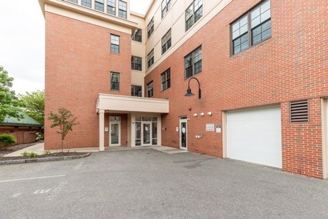 26 New Derby St 202, Salem, MA 01970