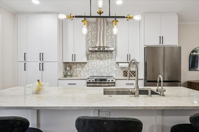 638 W OAK Street, Chicago, IL 60610