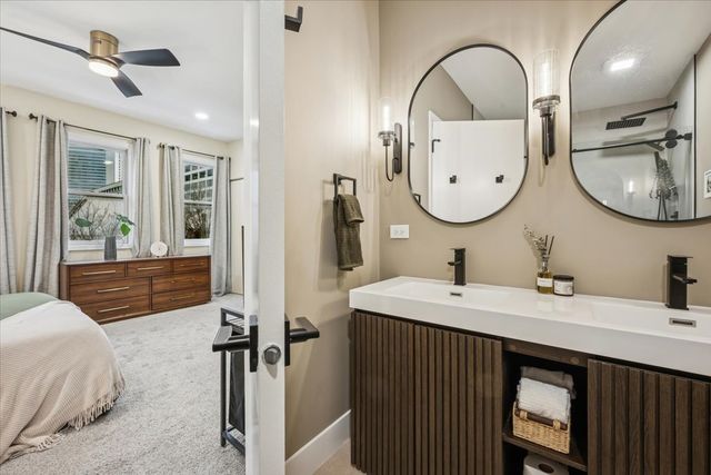 638 W OAK Street, Chicago, IL 60610