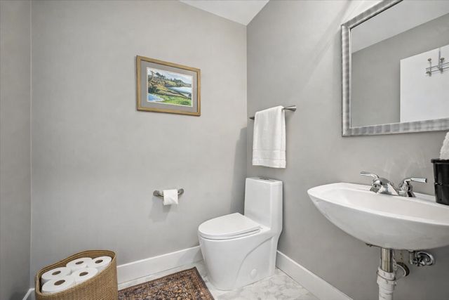 638 W OAK Street, Chicago, IL 60610