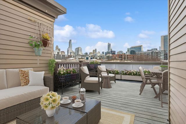 638 W OAK Street, Chicago, IL 60610