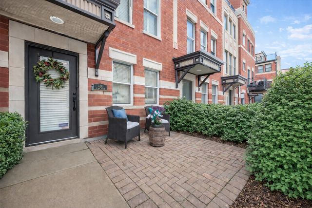 638 W OAK Street, Chicago, IL 60610