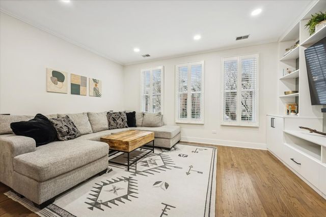 638 W OAK Street, Chicago, IL 60610