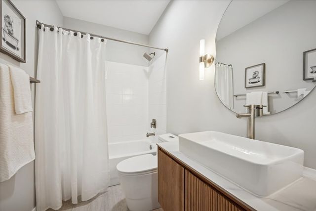 638 W OAK Street, Chicago, IL 60610