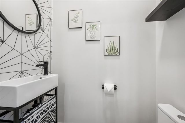 638 W OAK Street, Chicago, IL 60610