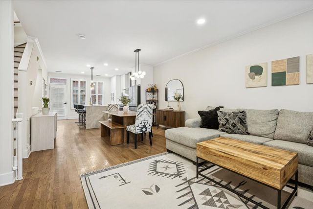 638 W OAK Street, Chicago, IL 60610