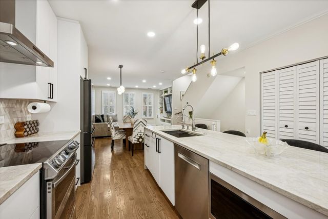 638 W OAK Street, Chicago, IL 60610