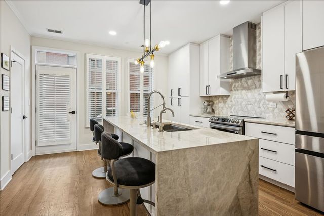 638 W OAK Street, Chicago, IL 60610