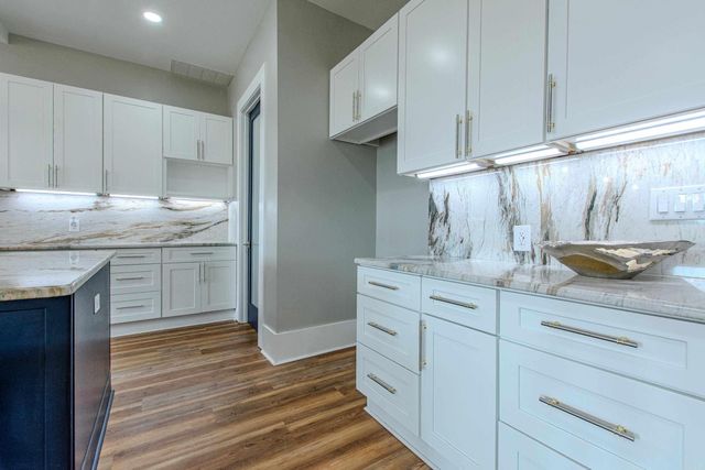 7921 Kanis Oaks Dr, Little Rock, AR 72204