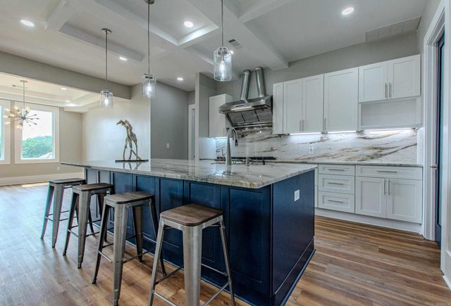 7921 Kanis Oaks Dr, Little Rock, AR 72204