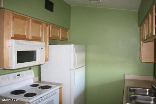 3301 E EARLL Drive 219, Phoenix, AZ 85018