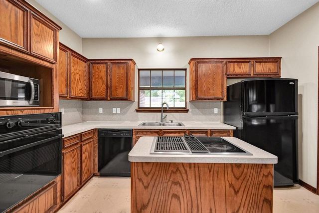 301 Jansen Drive, West Columbia, TX 77486