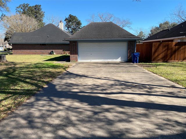 301 Jansen Drive, West Columbia, TX 77486