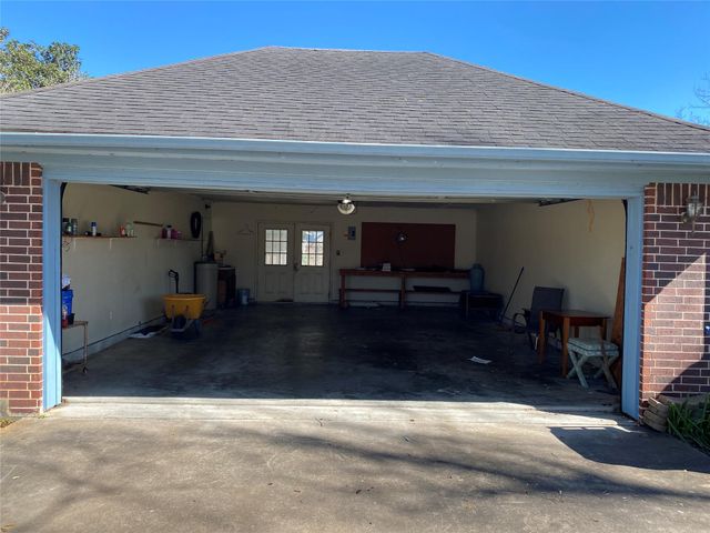301 Jansen Drive, West Columbia, TX 77486