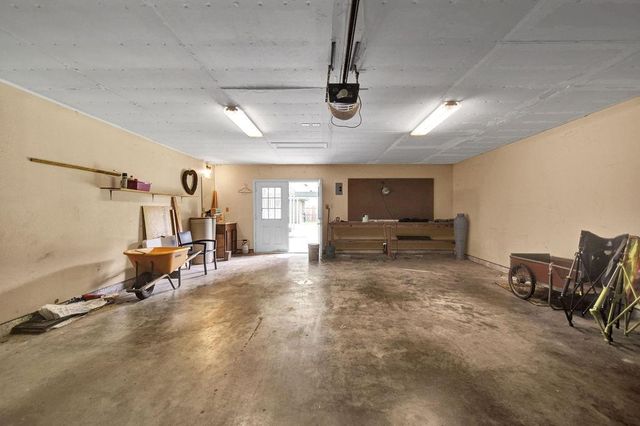 301 Jansen Drive, West Columbia, TX 77486