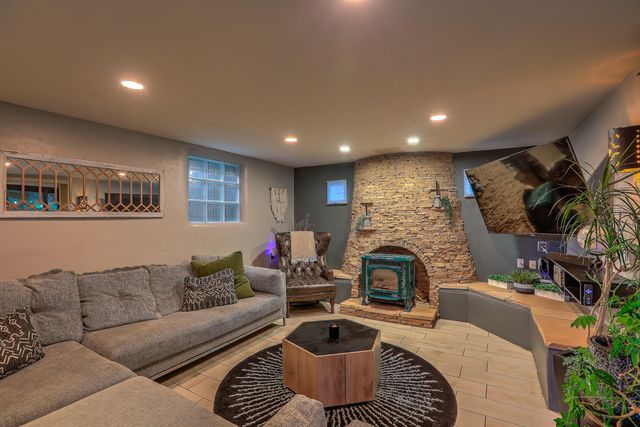 6616 TIERRA Drive NW, Albuquerque, NM 87107