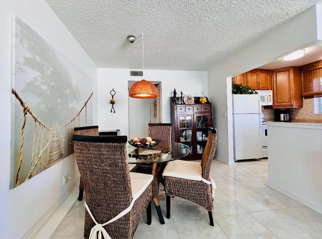 388 Chatham S, West Palm Beach, FL 33417