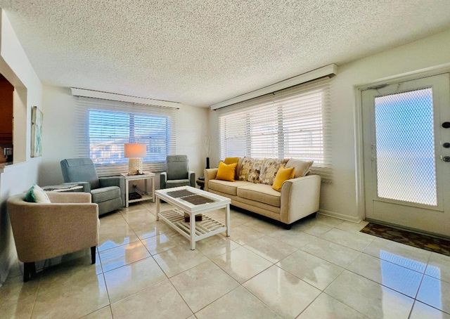 388 Chatham S, West Palm Beach, FL 33417