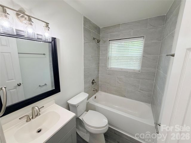 9209 Edgevale Drive, Charlotte, NC 28216
