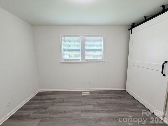 9209 Edgevale Drive, Charlotte, NC 28216