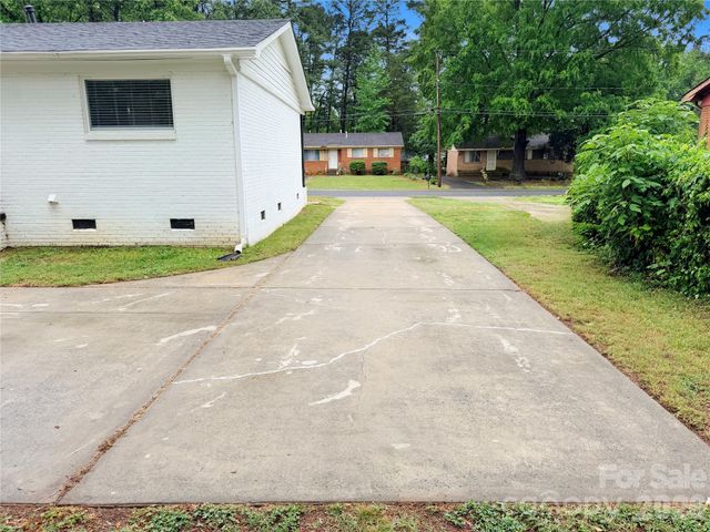 9209 Edgevale Drive, Charlotte, NC 28216