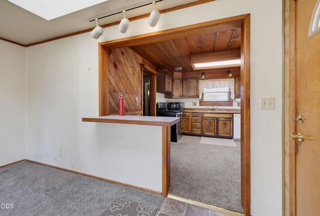 1590 S Columbus Avenue, Medford, OR 97501
