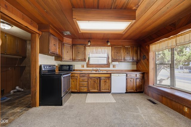 1590 S Columbus Avenue, Medford, OR 97501