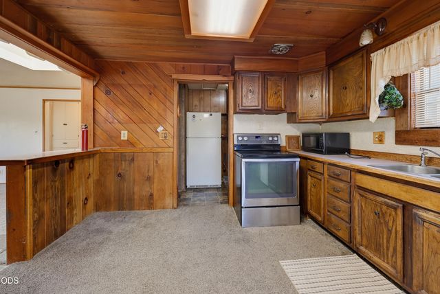 1590 S Columbus Avenue, Medford, OR 97501
