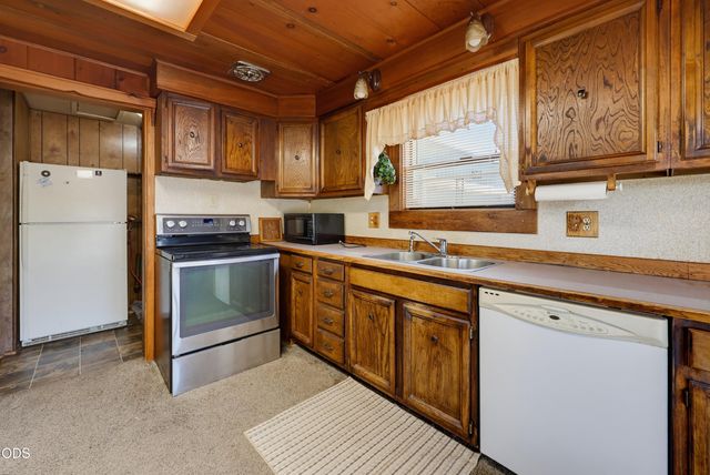 1590 S Columbus Avenue, Medford, OR 97501