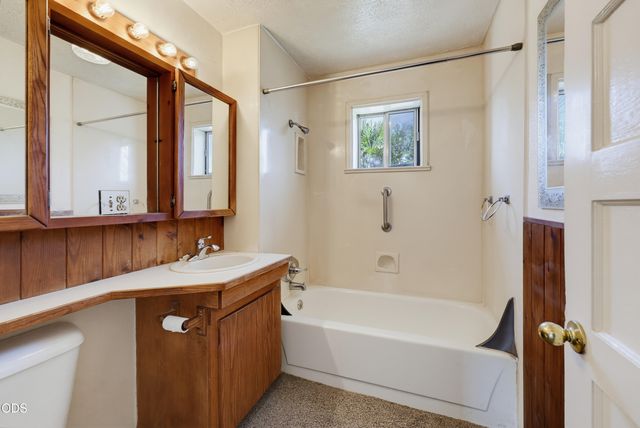 1590 S Columbus Avenue, Medford, OR 97501