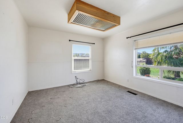 1590 S Columbus Avenue, Medford, OR 97501