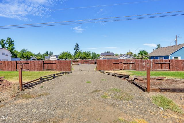 1590 S Columbus Avenue, Medford, OR 97501