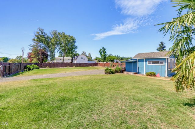 1590 S Columbus Avenue, Medford, OR 97501