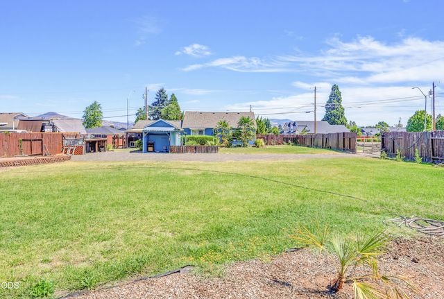 1590 S Columbus Avenue, Medford, OR 97501