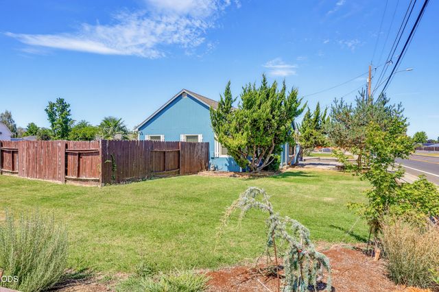 1590 S Columbus Avenue, Medford, OR 97501