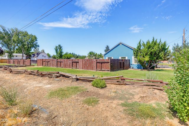1590 S Columbus Avenue, Medford, OR 97501