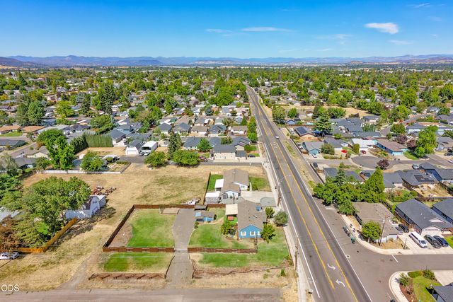 1590 S Columbus Avenue, Medford, OR 97501