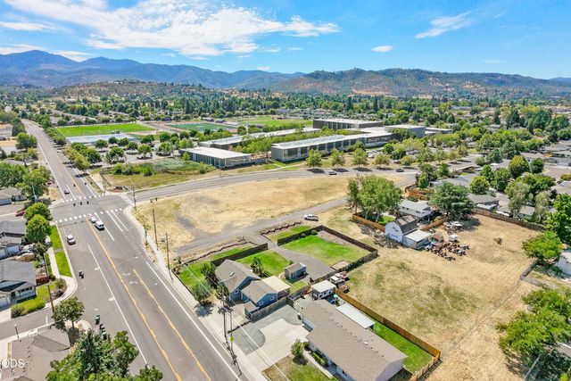 1590 S Columbus Avenue, Medford, OR 97501