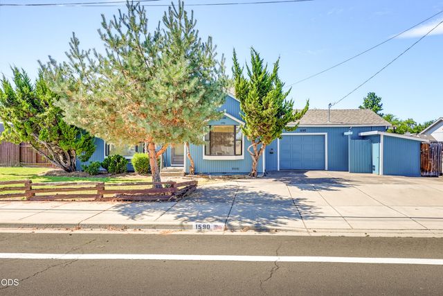 1590 S Columbus Avenue, Medford, OR 97501