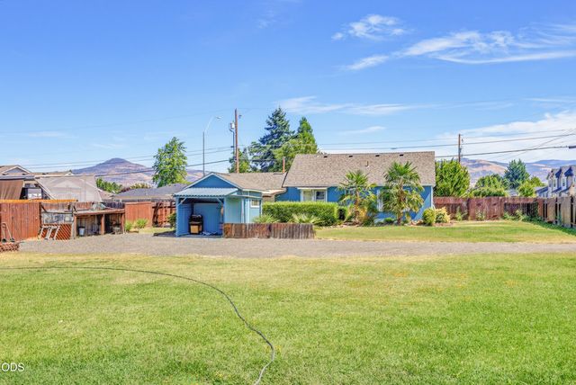 1590 S Columbus Avenue, Medford, OR 97501