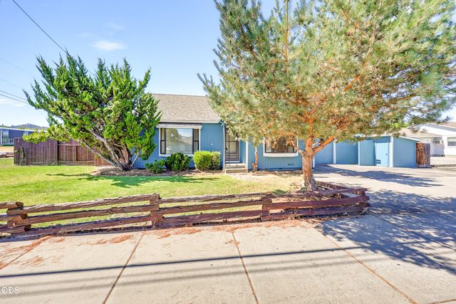 1590 S Columbus Avenue, Medford, OR 97501