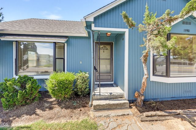 1590 S Columbus Avenue, Medford, OR 97501
