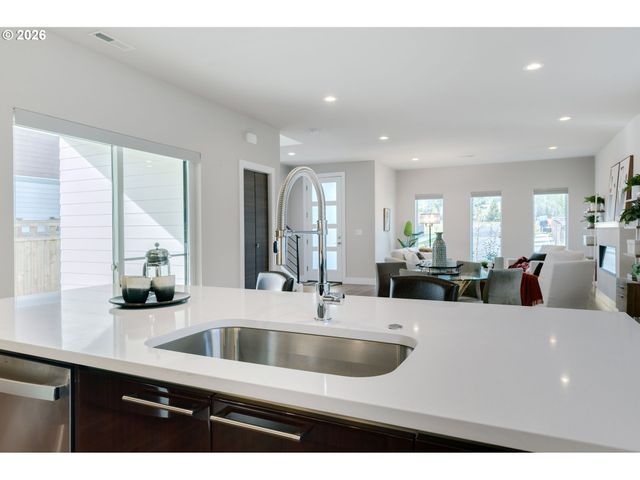 16492 Se SILVER CREEK FALLS Dr, Happy Valley, OR 97086