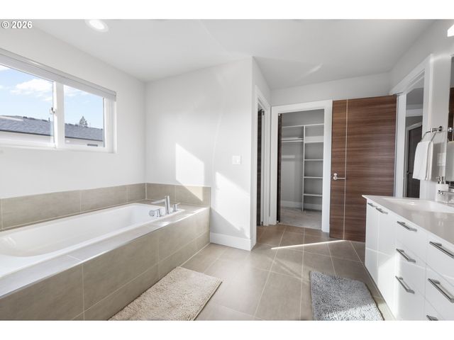 16492 Se SILVER CREEK FALLS Dr, Happy Valley, OR 97086