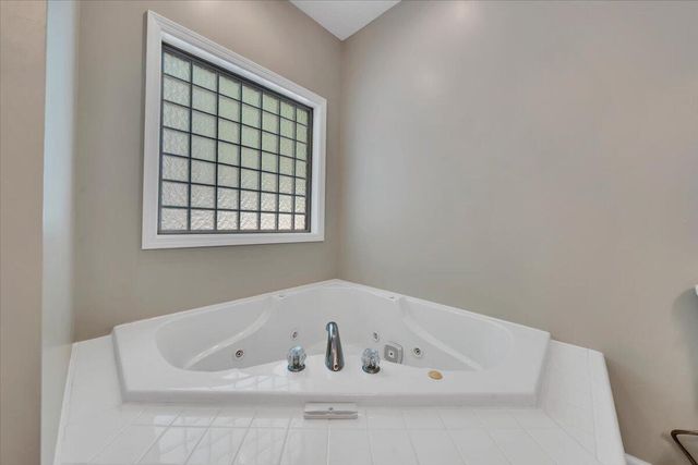 109 Creeden DR, Moneta, VA 24121