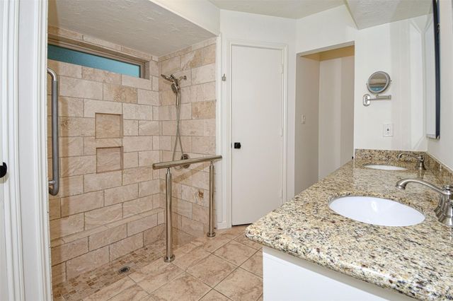 6 Willowherb Court, The Woodlands, TX 77380