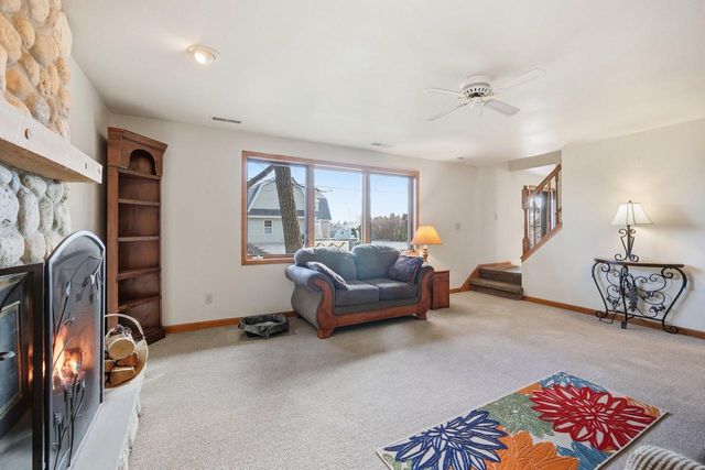 142 Riverside DRIVE, Waterford, WI 53185