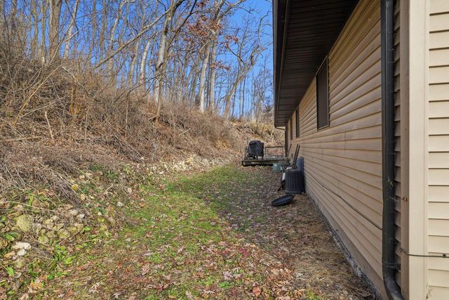 142 Riverside DRIVE, Waterford, WI 53185