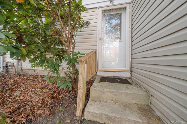 34 Wooded Way, Calverton, NY 11933