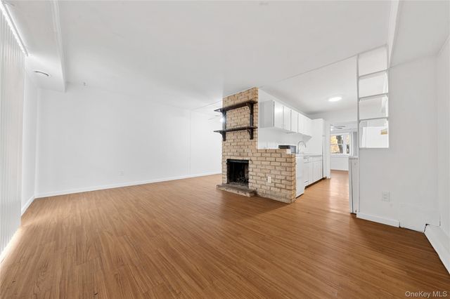 34 Wooded Way, Calverton, NY 11933